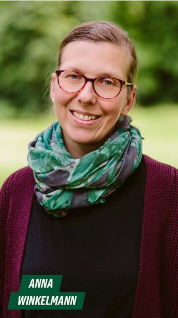 Listenplatz 6: Anna Winkelmann 🎉

Kommt mit auf eine Tour durch Lilienthal - Anna zeigt euch ihre Lieblingsplätze und stellt sich euch vor 🤗 Mit Anna wählt ihr eine engagierte Frau, die mit Lilienthal seit Jahrzehnten verwurzelt und bestens vernetzt ist. Im Gemeinderat hat sie uns in den Bereichen Bildung und Kultur unterstützt und viele Erfahrungen gesammelt. Zeit für eine weitere Ratsperiode! 🤞🏻

MACH‘S GRÜN 🌻
Am 13.09.2026 GRÜN wählen 💚💛